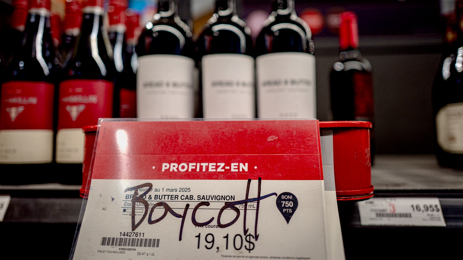 Alguien escribió Boykott en una señal de vino de California en una tienda en Montreal.